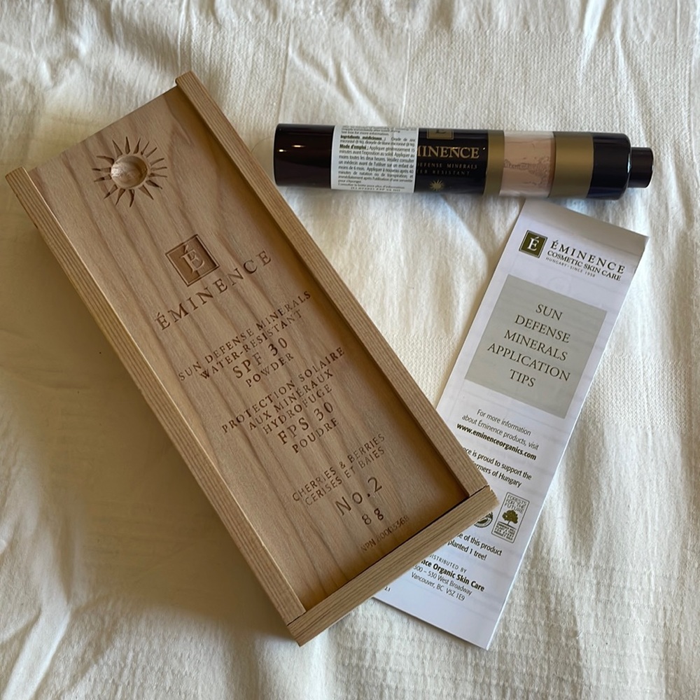 Éminence Organics Sun Defence Minerals Water-Resistant SPF 30 Powder Sunscreen